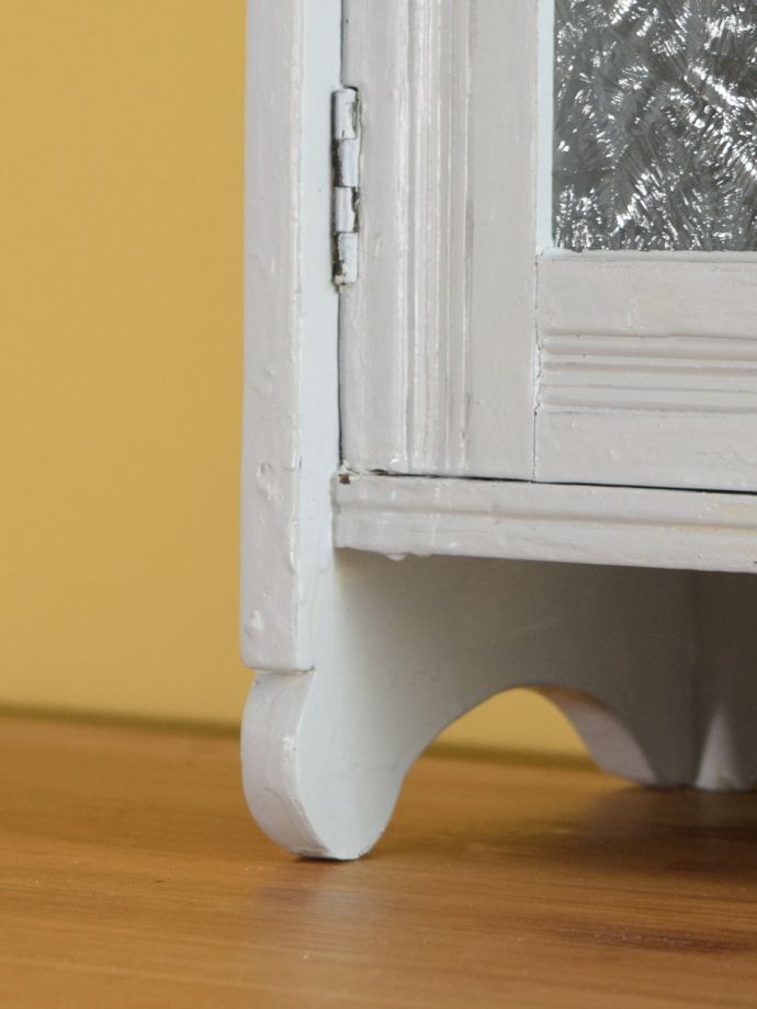 脚付きのウォールシェルフ