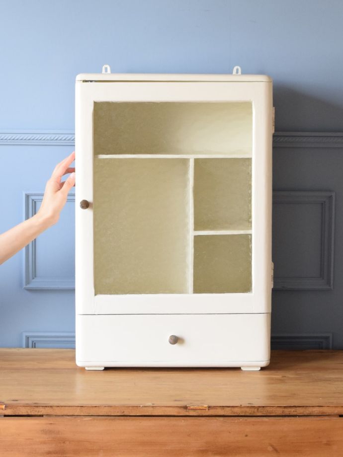 フランスのおしゃれなアンティークのキャビネット