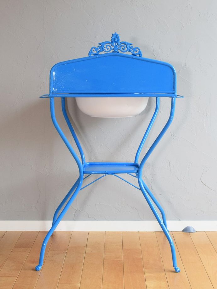 ウォッシュスタンドの後ろ姿