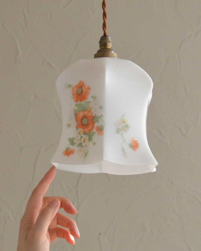 ペンダントライト　照明・ライティング　美しい赤いお花のアンティークペンダントライト（コード・シャンデリア電球・ギャラリーなし）。。(d-1463-z)