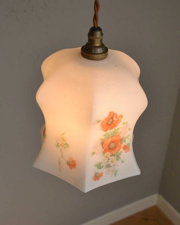 ペンダントライト　照明・ライティング　美しい赤いお花のアンティークペンダントライト（コード・シャンデリア電球・ギャラリーなし）。。(d-1463-z)