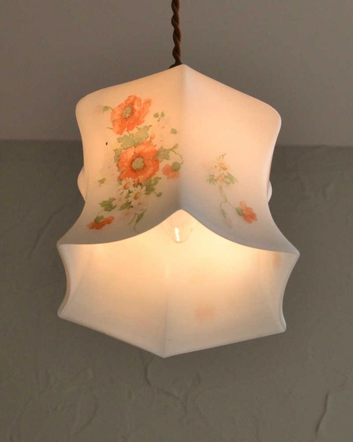 ペンダントライト　照明・ライティング　美しい赤いお花のアンティークペンダントライト（コード・シャンデリア電球・ギャラリーなし）。。(d-1463-z)