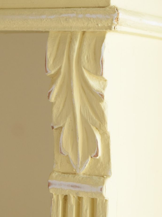 アンティーク家具らしい装飾