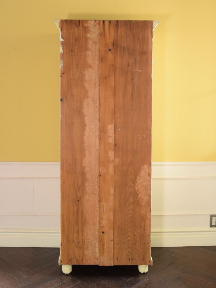 シェルフの後ろ姿