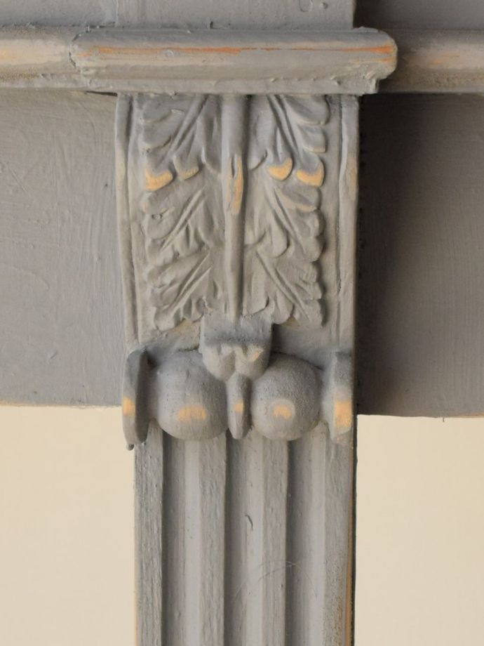 アンティーク家具らしい装飾