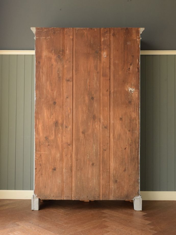 シェルフの後ろ姿