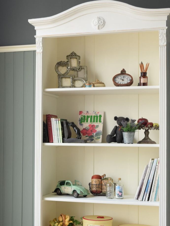 フランスらしいシェルフの装飾