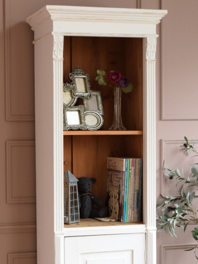 フランスらしいシェルフの装飾