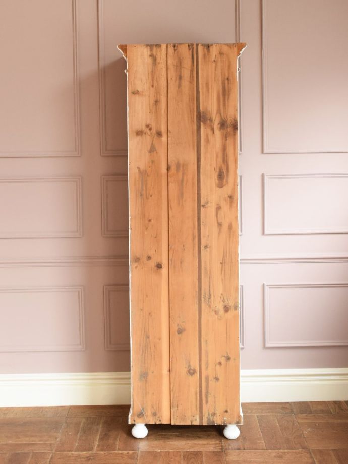 シェルフの後ろ姿