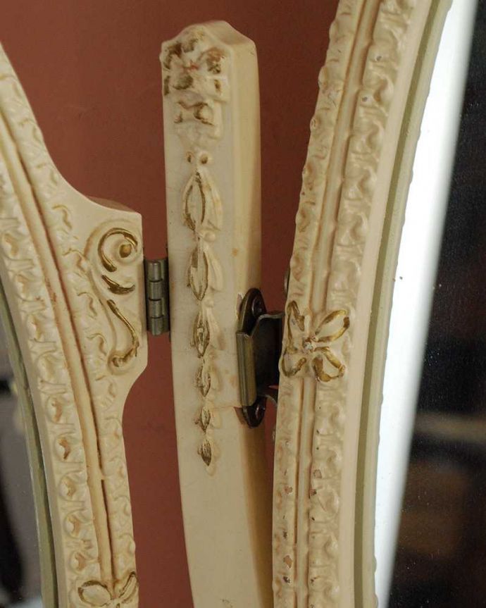 アンティーク ミラー(鏡) アンティーク雑貨 フランスアンティーク雑貨、お花が付いた華やかアなスタンドミラー(三面鏡)。フランスらしく美しい彫見ているだけで優雅な気分になっちゃう彫。(d-1473-z)