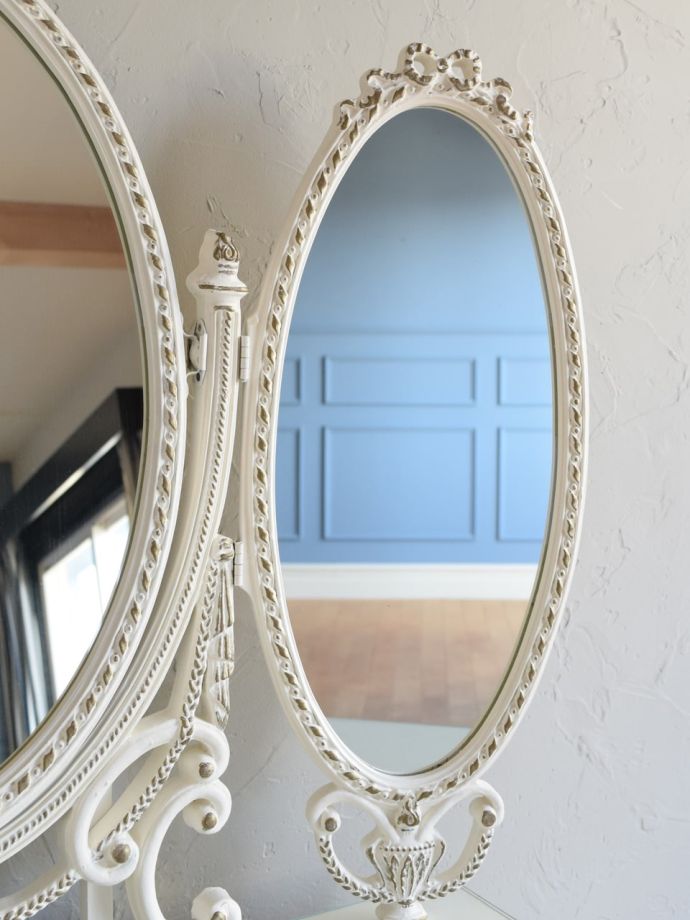 フランスから届いた白い三面鏡、アンティークのおしゃれなドレッサー