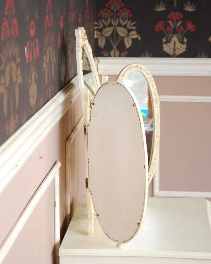 アンティーク ミラー（鏡）　アンティーク雑貨　小さなリボンがついた可愛いフランスアンティークのスタンドミラー（三面鏡）。横から見ると・・・横から見てもキレイです！。(d-1474-z)