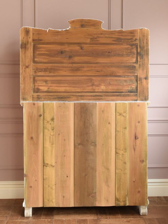 シェルフの後ろ姿