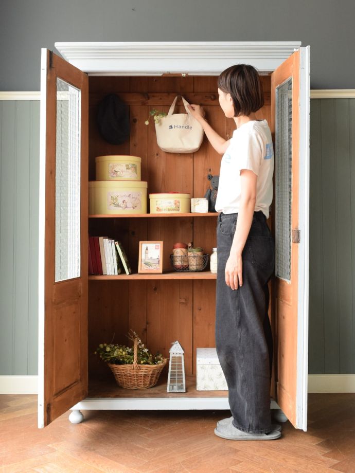 フランスから届いたアンティークのおしゃれなキャビネット、たっぷり