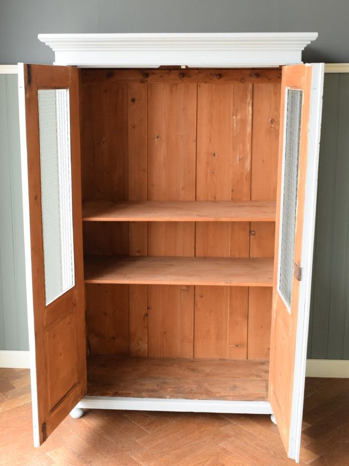 フランスから届いたアンティークのおしゃれなキャビネット、たっぷり