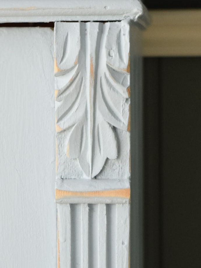 フランスらしい彫が扉を彩ります。