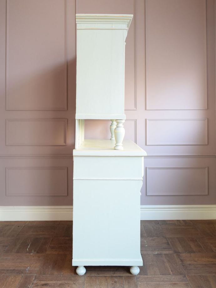 キャビネットの横顔