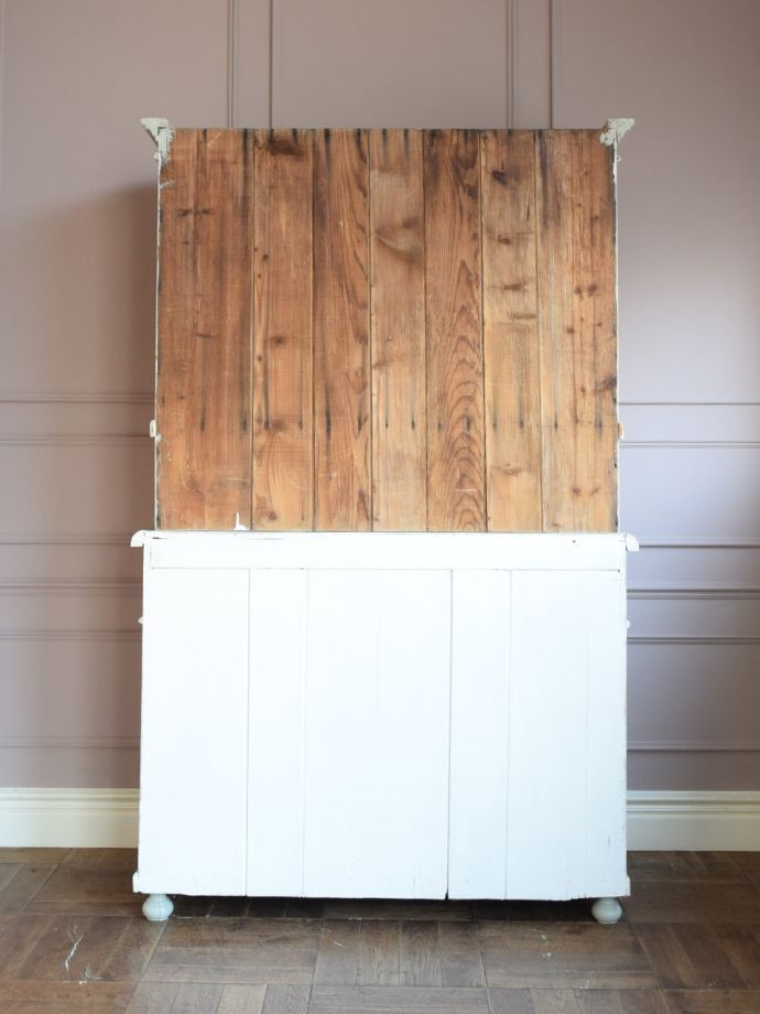 キャビネットの後ろ姿