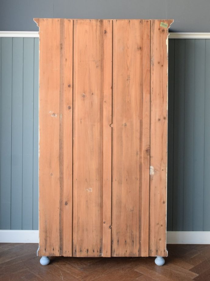 シェルフの後ろ姿