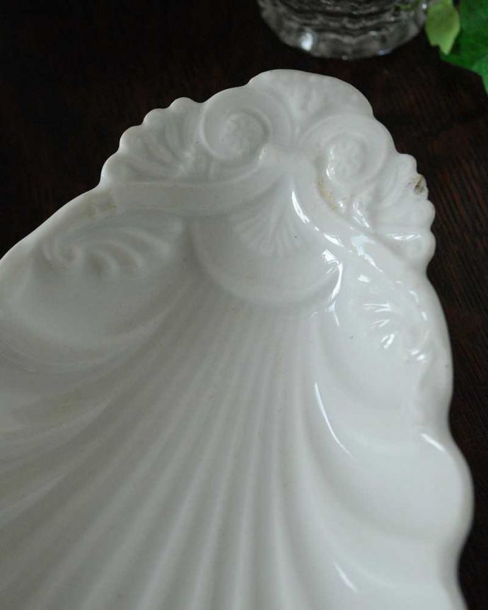 アンティーク 陶磁器の雑貨　アンティーク雑貨　フランスらしいアンティーク雑貨、優雅なシェル型のアンティークプレート。優雅な雰囲気のシェル型のモチーフ昔から愛され続けている貝殻のモチーフ。(d-1482-z)