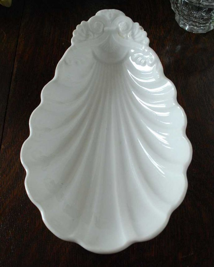 アンティーク 陶磁器の雑貨　アンティーク雑貨　フランスらしいアンティーク雑貨、優雅なシェル型のアンティークプレート。上から見るとこんな感じです状態のいいものだけを選んでいますが、アンティークなのでキズや欠けがある場合があります。(d-1482-z)