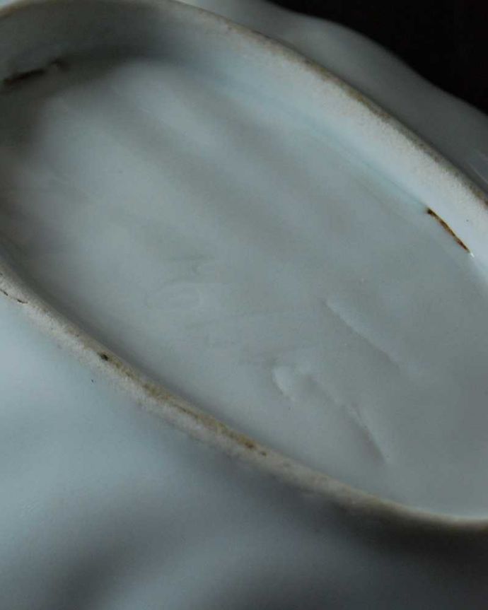 アンティーク 陶磁器の雑貨　アンティーク雑貨　フランスらしいアンティーク雑貨、優雅なシェル型のアンティークプレート。裏側には品質の証製造メーカー保証の意味がこもった窯印、ポーセリンマークがあります。(d-1482-z)