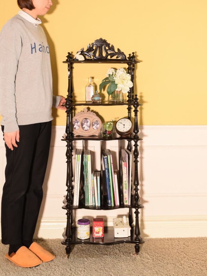 アンティークのオープンシェルフ