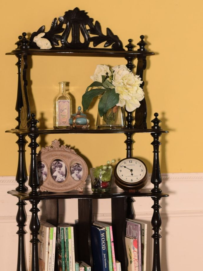 アンティーク家具らしさが漂うオープンシェルフ