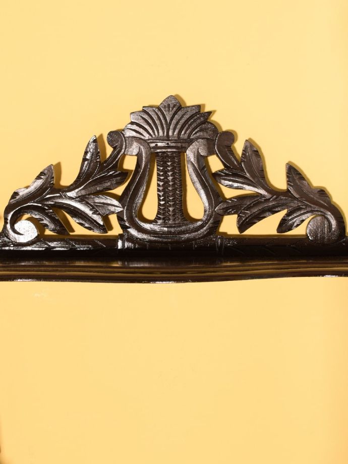 アンティーク家具らしい装飾