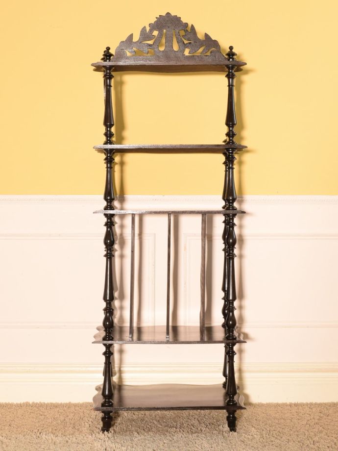 オープンシェルフの後ろ姿