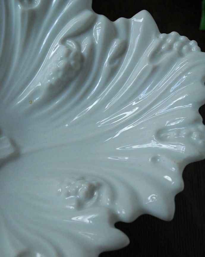 アンティーク 陶磁器の雑貨　アンティーク雑貨　アンティーク雑貨、優雅な装飾ののアンティークプレート（ボウル）。実用的にも飾っても使える華やなアンティークお料理を盛り付けるためだけのものではなく、お客様をもてなすために観賞用の目的もあるので美しいデザインです。(d-1483-z)