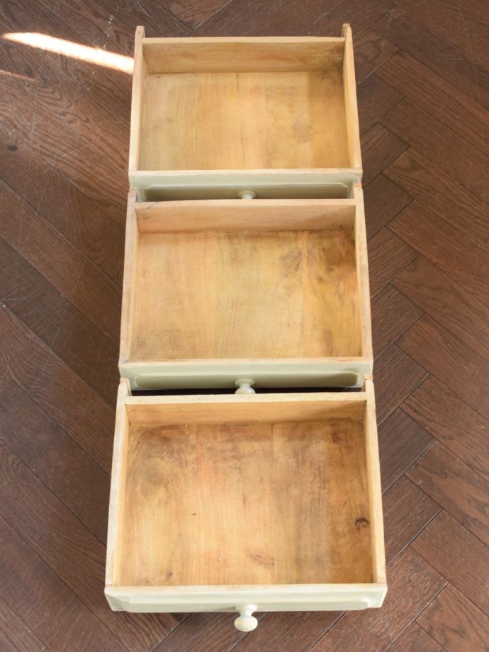 チェストの引き出しの中