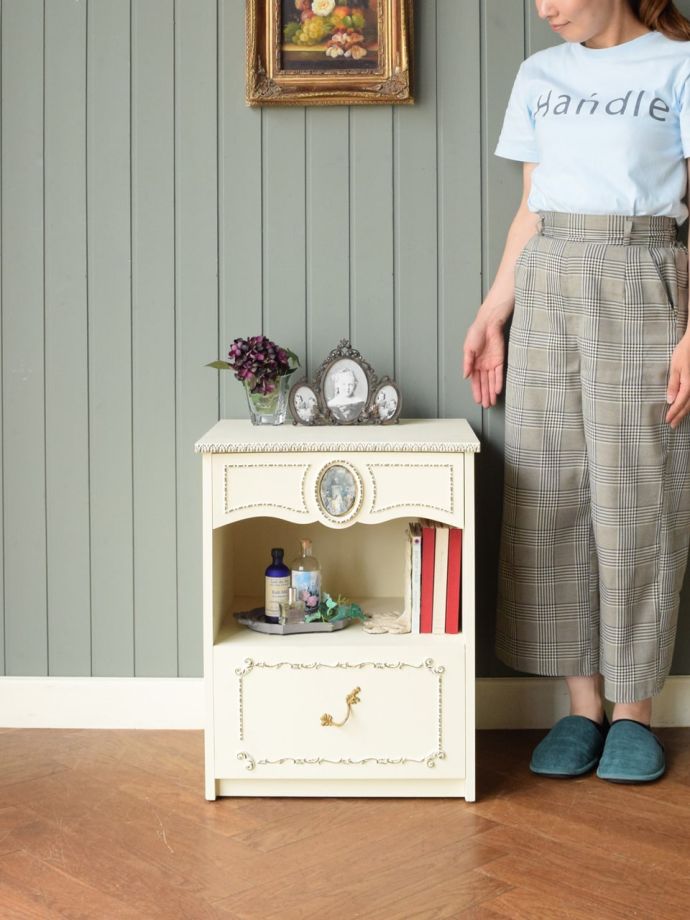 フランスのおしゃれなサイドキャビネット