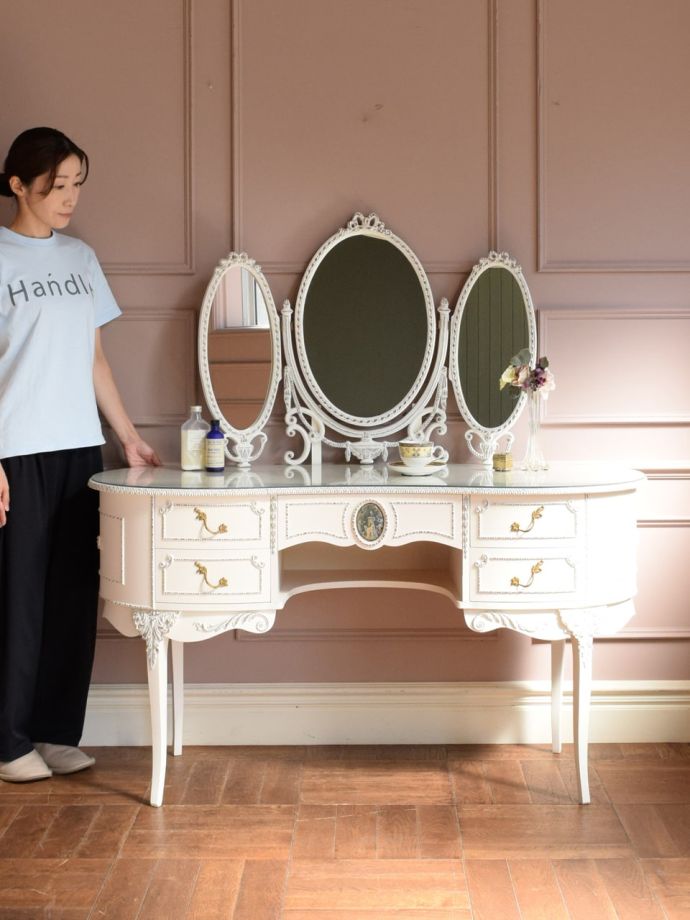 フランスのおしゃれなアンティークのドレッサー