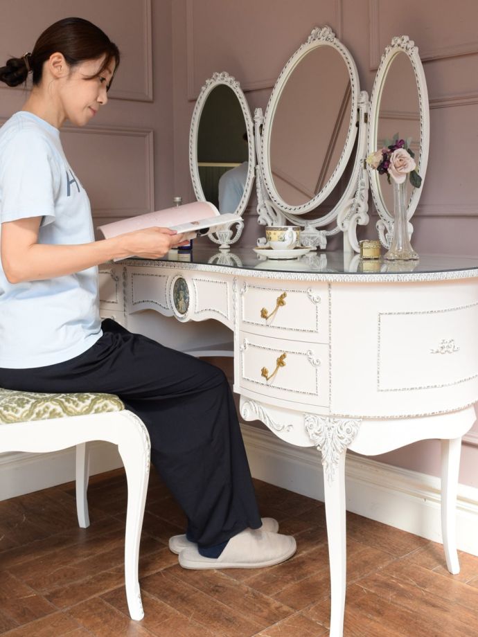 便利に使えるアンティークのドレッサー