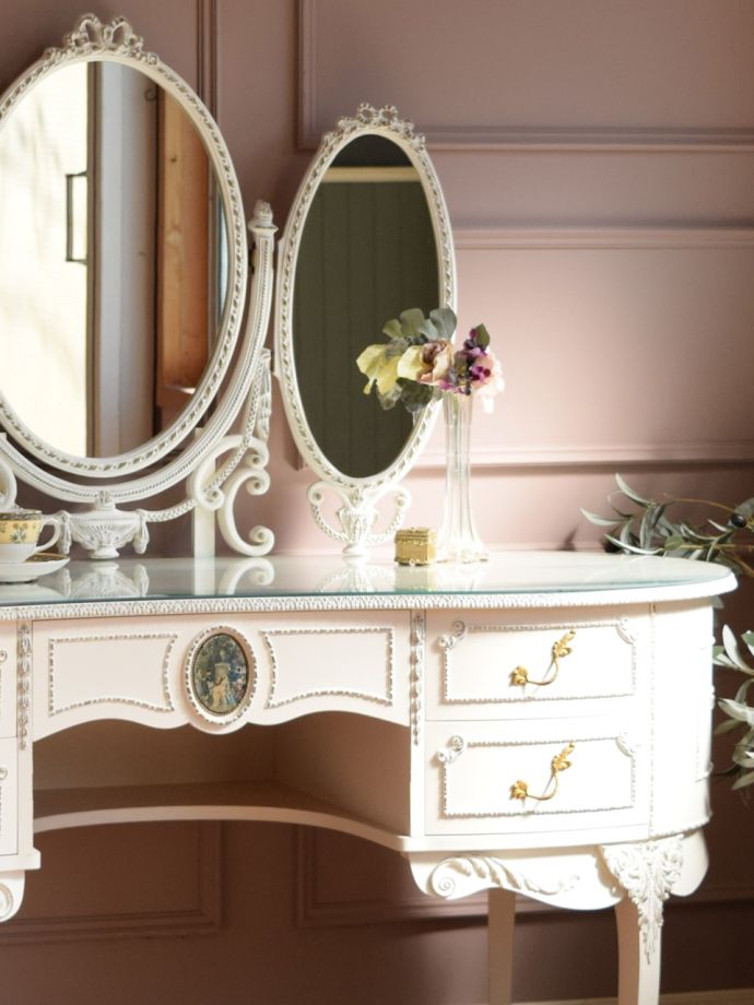 フランスらしいドレッサーの装飾