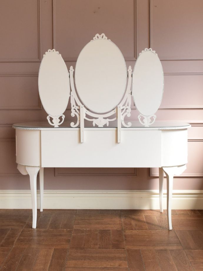 ドレッサーの後ろ姿