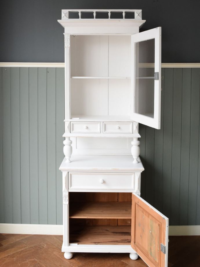 アンティークキャビネットの扉の中