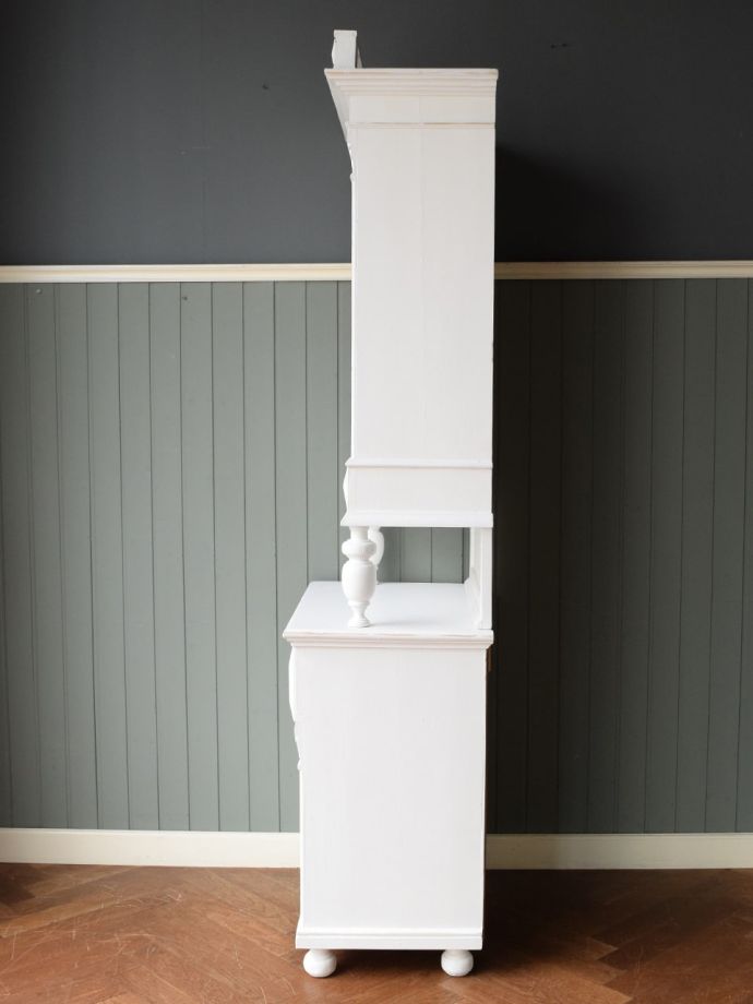 キャビネットの横顔