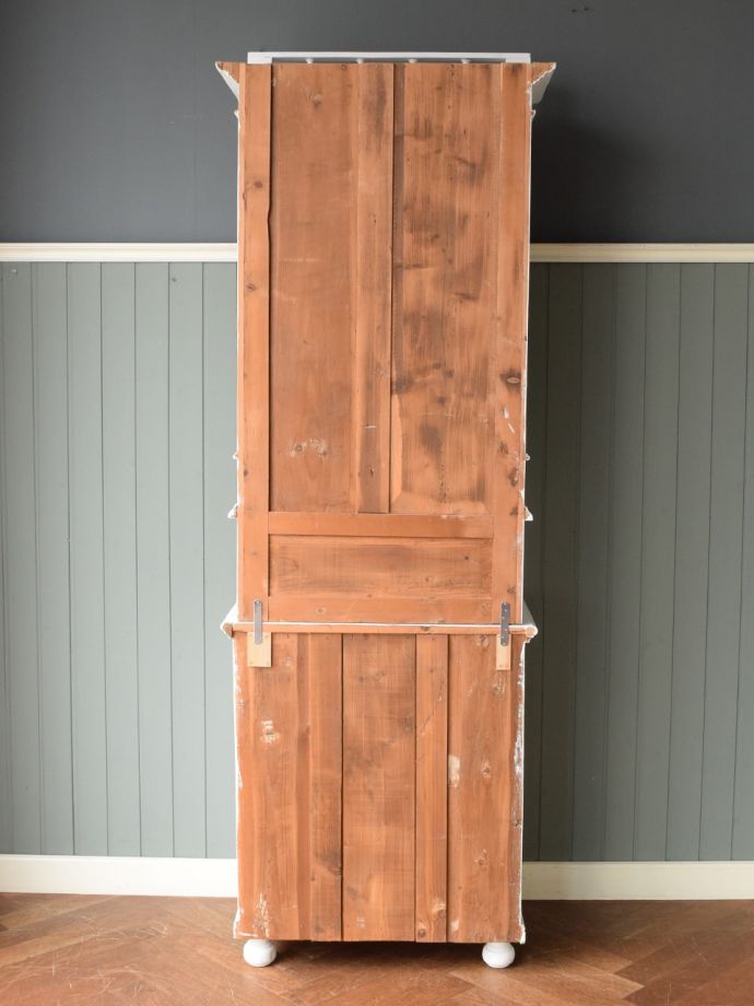 キャビネットの後ろ姿