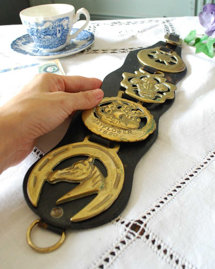 アンティーク 真鍮の雑貨　アンティーク雑貨　イギリスから届いた真鍮で作られたアクセサリー、アンティークホースブレス。大きさはこれくらいですコレクションしたくなるくらい、いろんなデザインのものがあります。(d-1522-z)