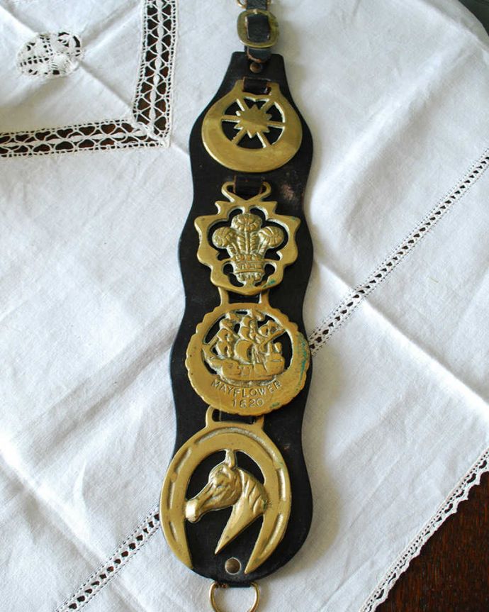 アンティーク 真鍮の雑貨　アンティーク雑貨　イギリスから届いた真鍮で作られたアクセサリー、アンティークホースブレス。落ち着いた輝きが大人の雰囲気真鍮製なので、使っていくごとに味わい深い色合いに変化していきます。(d-1522-z)