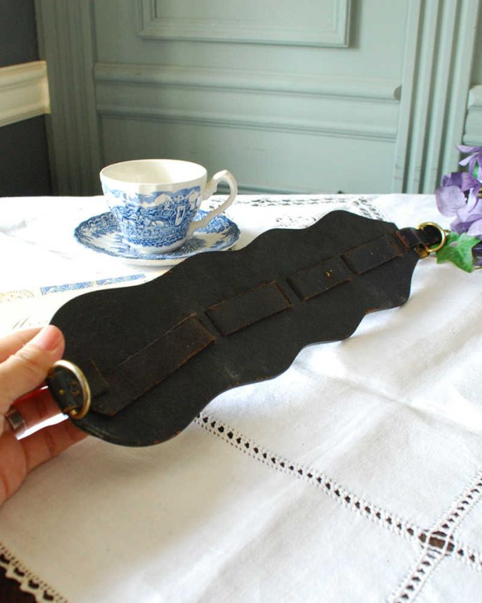 アンティーク 真鍮の雑貨　アンティーク雑貨　イギリスから届いた真鍮で作られたアクセサリー、アンティークホースブレス。裏から見るとこんな感じですアンティークなので多少のキズ・汚れがある場合がありますが、使用上問題はありませんので、ご了承下さい。(d-1522-z)