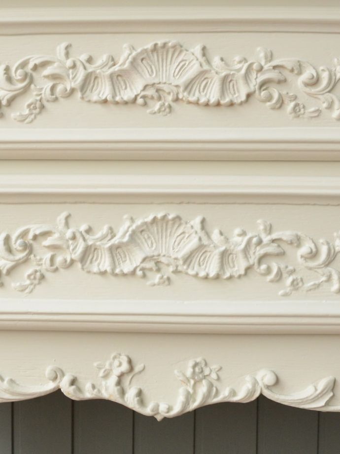 アンティークのチェストの装飾