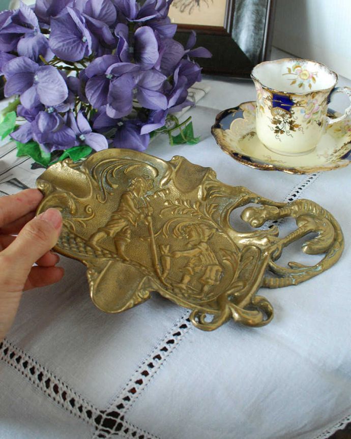 アンティーク 真鍮の雑貨 アンティーク雑貨 アンティーク ブラスグッズ。いろいろ便利に使えます灰皿としてだけじゃなく、アクセサリーや鍵、小物入れなど自分だけの使い方を楽しんで下さい。(k-3962-z)