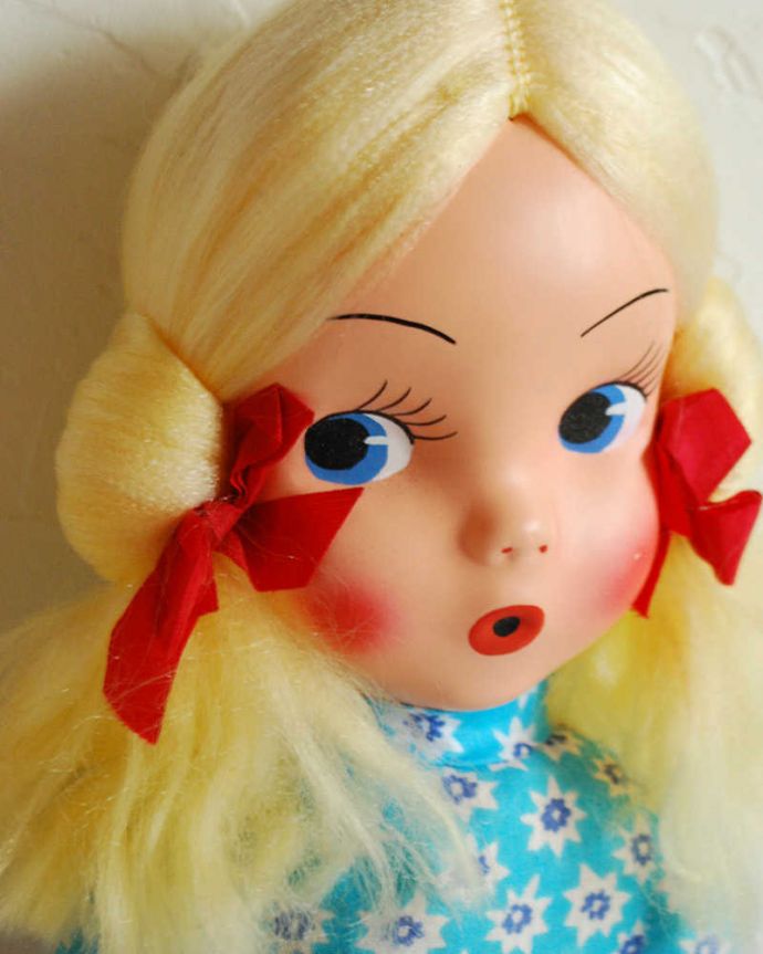 アンティーク その他の雑貨　アンティーク雑貨　赤い手袋が可愛いブロンドヘアのフランスアンティーク ドール。赤いリボンにブロンドヘア、海外らしいキュートなお人形です。(d-1532-z)