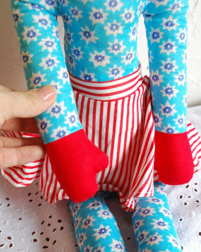 アンティーク その他の雑貨 アンティーク雑貨 赤い手袋が可愛いブロンドヘアのフランスアンティーク ドール。赤い手袋をつけています。(d-1532-z)