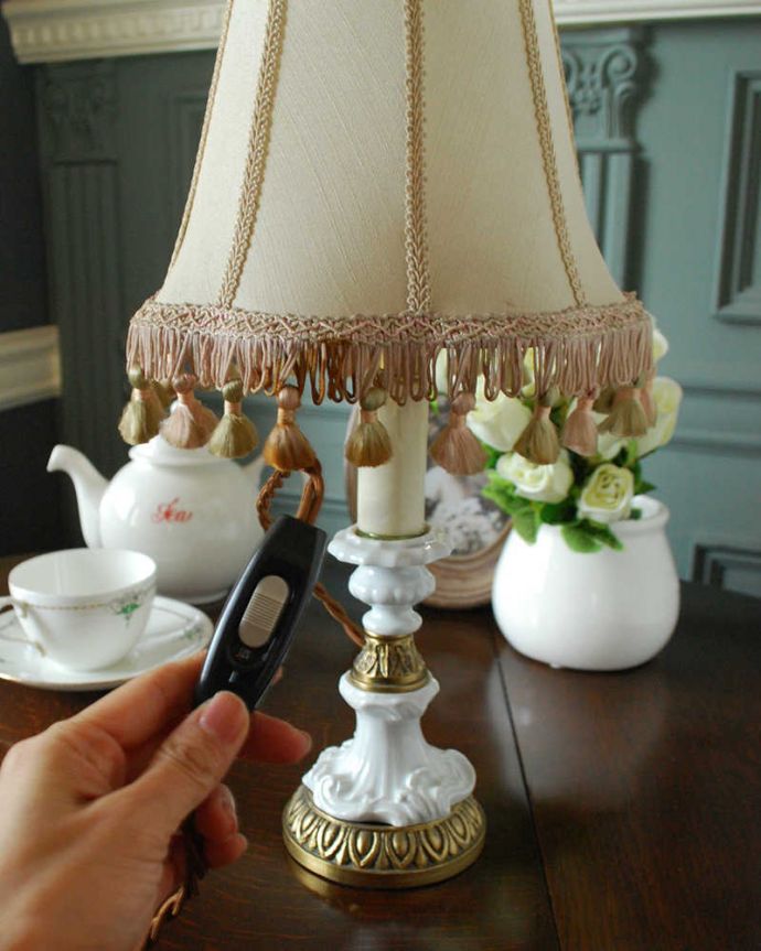 スタンドライト　照明・ライティング　フランス輸入の素敵なアンティークテーブルランプ(１灯)（E17シャンデリア球付） 。片手でカンタン！夜になったら片手で簡単に切り替えられるオン・オフのスイッチ付きです。(d-1533-z)