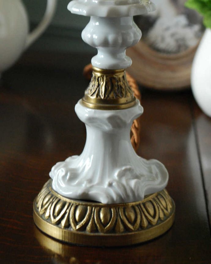 スタンドライト　照明・ライティング　フランス輸入の素敵なアンティークテーブルランプ(１灯)（E17シャンデリア球付） 。アンティークらしい美しさ土台の部分はアンティークらしい美しいデザイン。(d-1533-z)