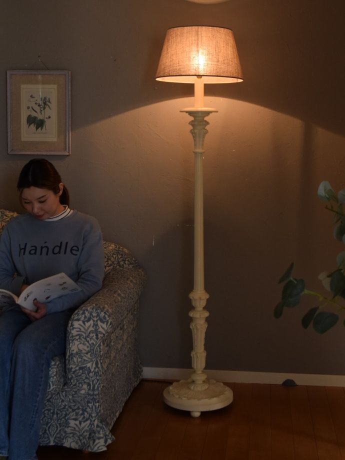 フロアランプの優しい灯り